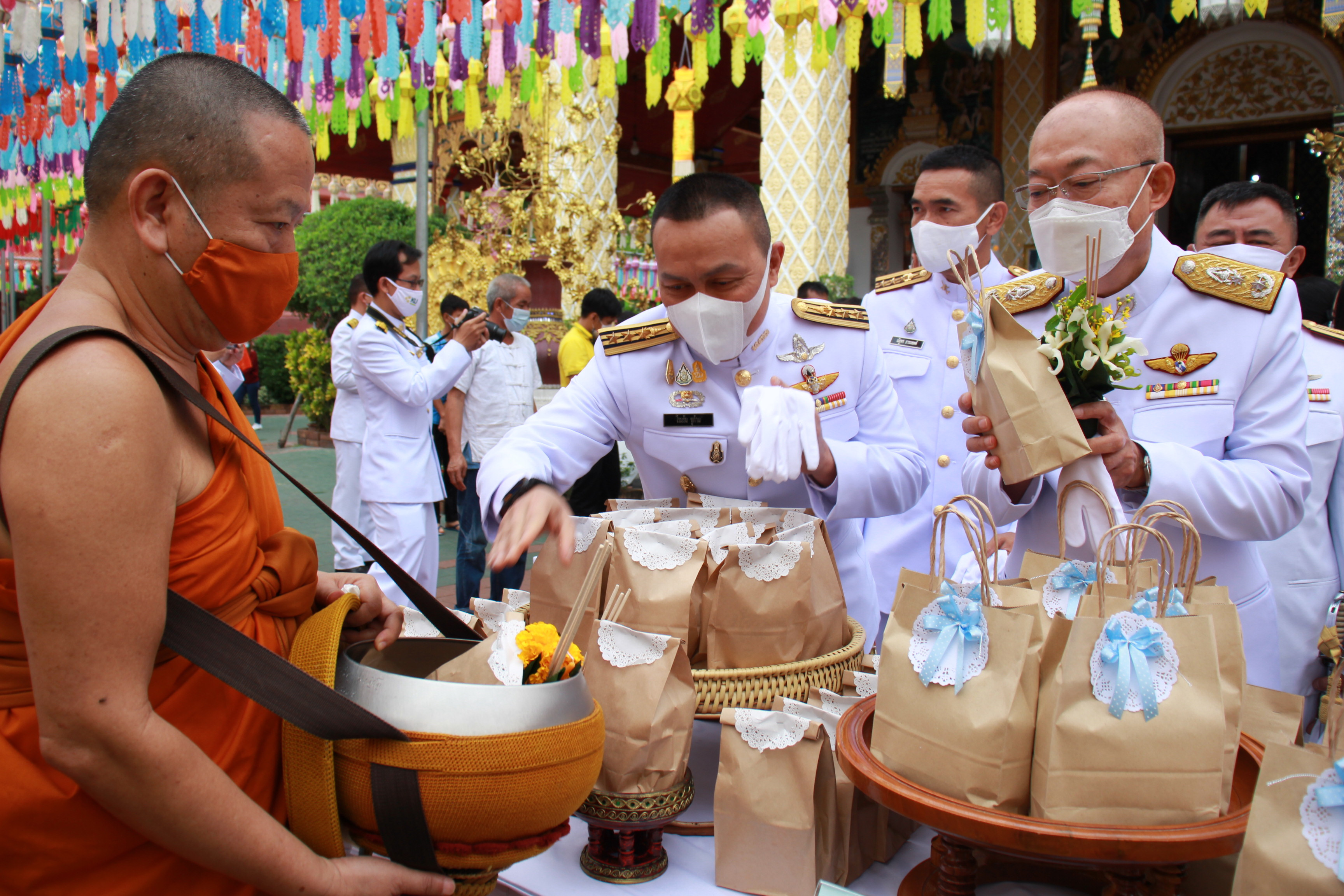 นายวรยุทธ เนาวรัตน์  ผู้ว่าราชการจังหวัดลำพูน นำพสกนิกรชาวจังหวัดลำพูนทุกหมู่เหล่า  ร่วมทำบุญตักบาตรพระสงฆ์ จำนวน 89 รูป ถวายเป็นพระราชกุศลแด่พระบาทสมเด็จพระบรมชนกาธิเบศร มหาภูมิพลอดุลยเดชมหาราช บรมนาถบพิตร เนื่องในวันคล้ายวันสวรรคต  13 ตุลาคม