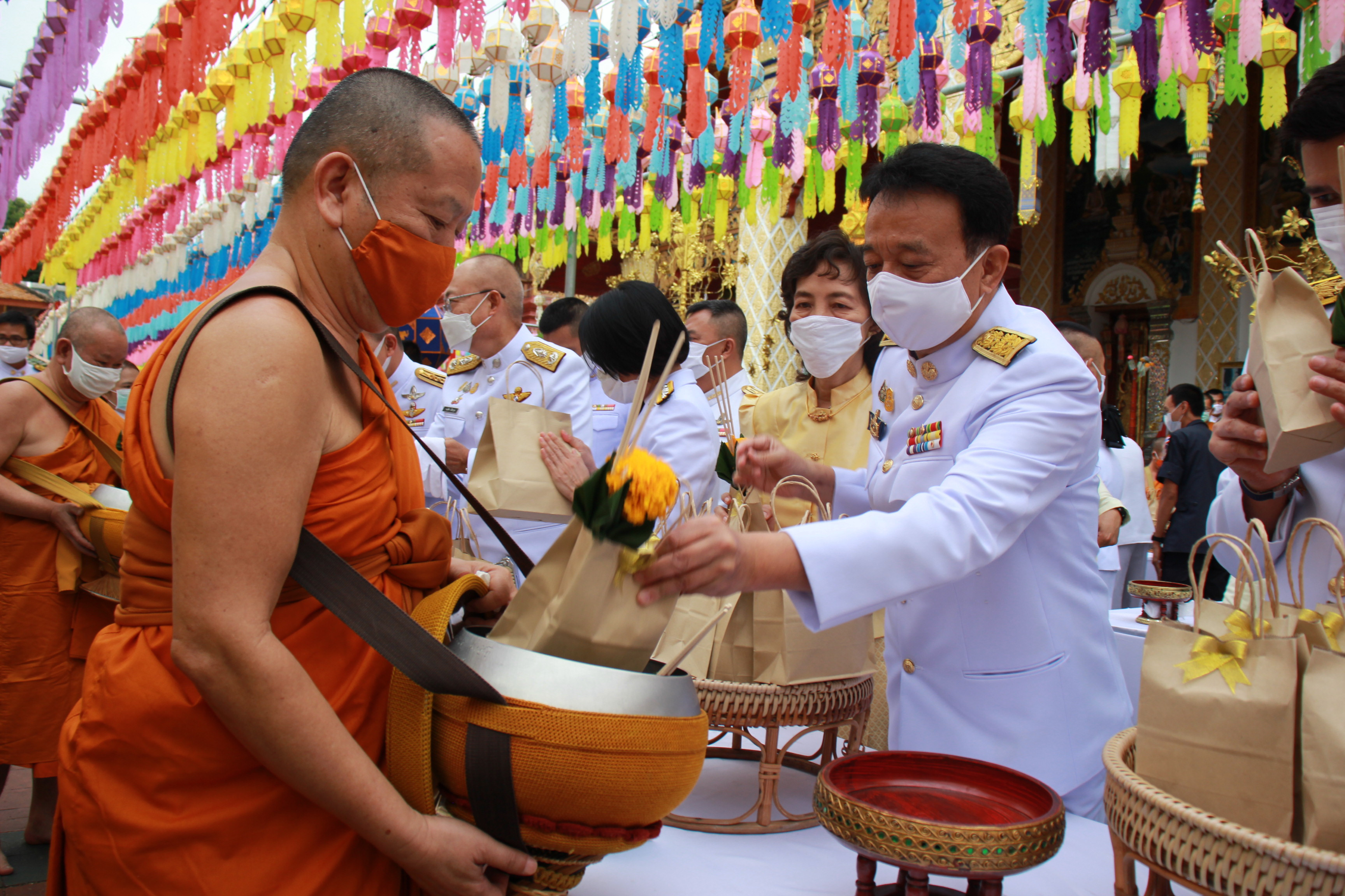 นายวรยุทธ เนาวรัตน์  ผู้ว่าราชการจังหวัดลำพูน นำพสกนิกรชาวจังหวัดลำพูนทุกหมู่เหล่า  ร่วมทำบุญตักบาตรพระสงฆ์ จำนวน 89 รูป ถวายเป็นพระราชกุศลแด่พระบาทสมเด็จพระบรมชนกาธิเบศร มหาภูมิพลอดุลยเดชมหาราช บรมนาถบพิตร เนื่องในวันคล้ายวันสวรรคต  13 ตุลาคม