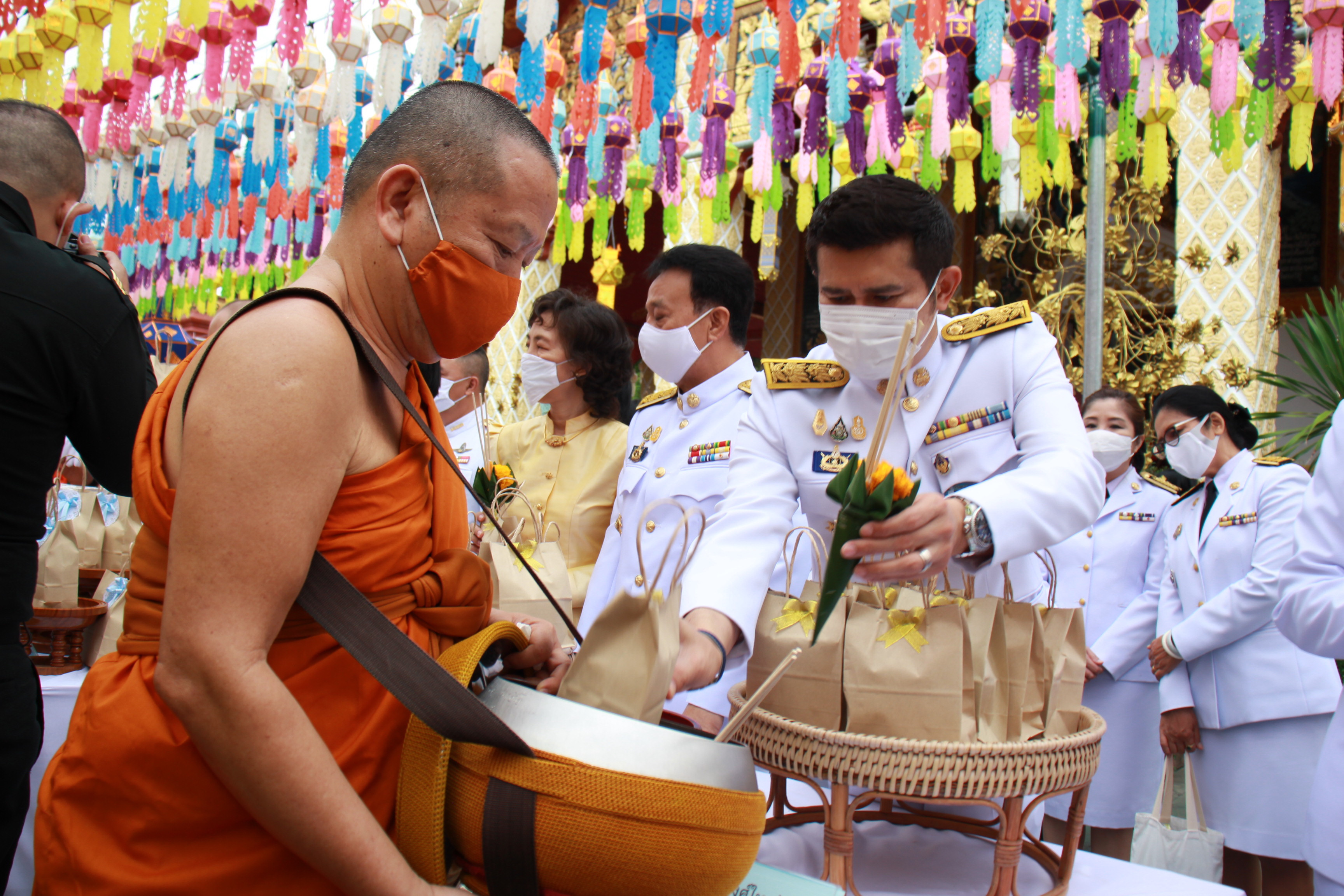 นายวรยุทธ เนาวรัตน์  ผู้ว่าราชการจังหวัดลำพูน นำพสกนิกรชาวจังหวัดลำพูนทุกหมู่เหล่า  ร่วมทำบุญตักบาตรพระสงฆ์ จำนวน 89 รูป ถวายเป็นพระราชกุศลแด่พระบาทสมเด็จพระบรมชนกาธิเบศร มหาภูมิพลอดุลยเดชมหาราช บรมนาถบพิตร เนื่องในวันคล้ายวันสวรรคต  13 ตุลาคม