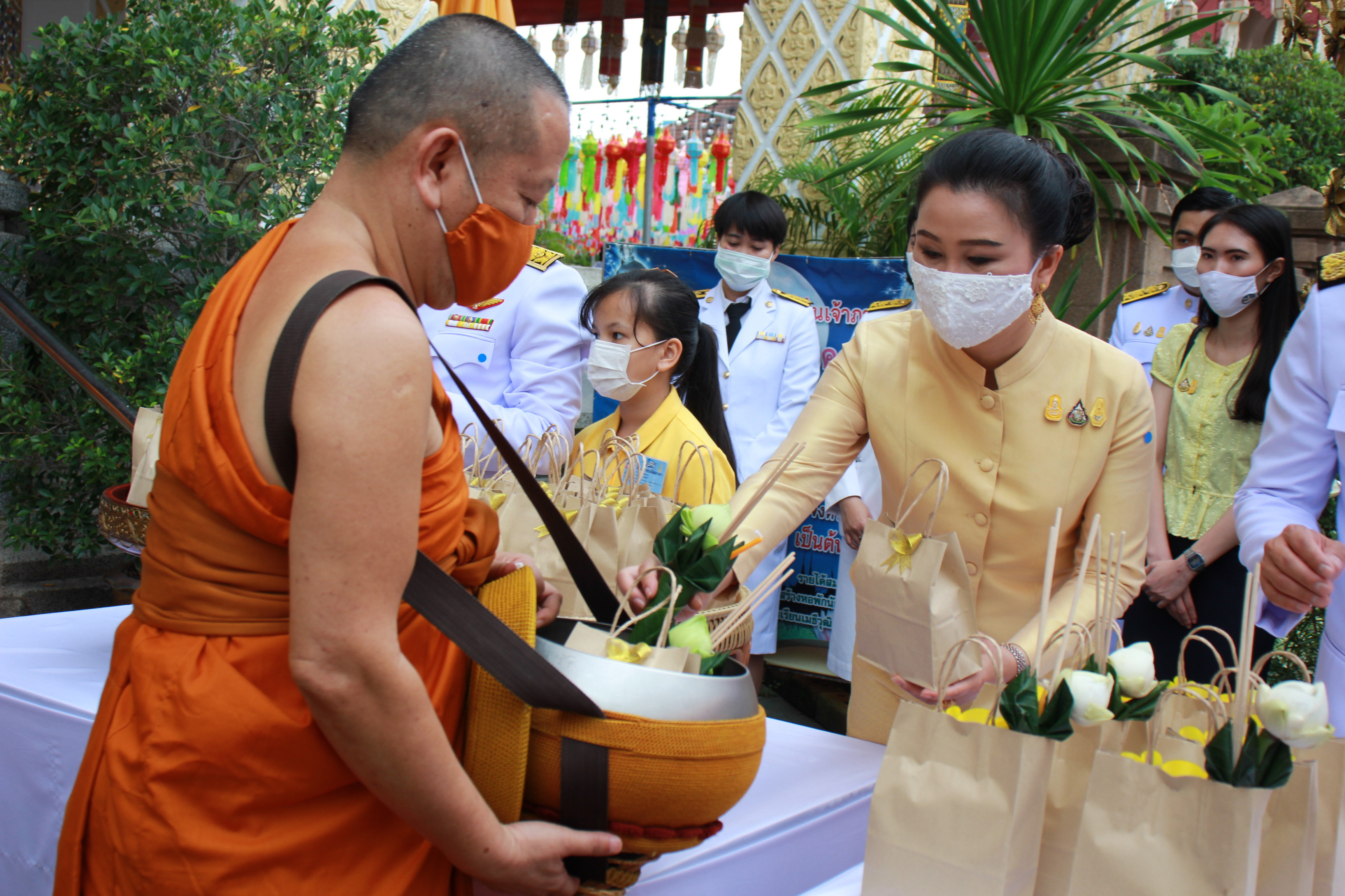 นายวรยุทธ เนาวรัตน์  ผู้ว่าราชการจังหวัดลำพูน นำพสกนิกรชาวจังหวัดลำพูนทุกหมู่เหล่า  ร่วมทำบุญตักบาตรพระสงฆ์ จำนวน 89 รูป ถวายเป็นพระราชกุศลแด่พระบาทสมเด็จพระบรมชนกาธิเบศร มหาภูมิพลอดุลยเดชมหาราช บรมนาถบพิตร เนื่องในวันคล้ายวันสวรรคต  13 ตุลาคม