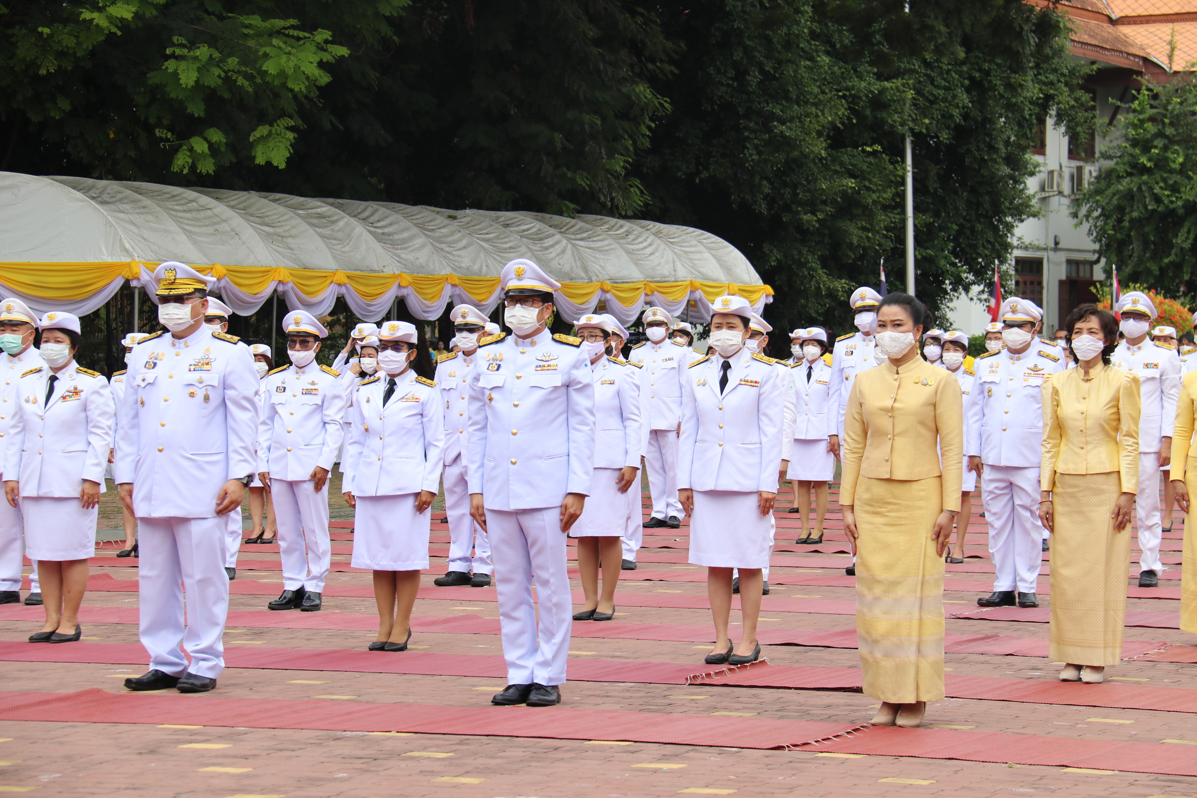 ผู้ว่าราชการจังหวัดลำพูน  นำข้าราชการ หน่วยงาน ภาครัฐ ภาคเอกชน และประชาชน ประกอบพิธีวางพวงมาลาและถวายบังคม เบื้องหน้าพระบรมฉายาลักษณ์พระบาทสมเด็จพระบรมชนกาธิเบศร มหาภูมิพลอดุลยเดชมหาราช บรมนาถบพิตร