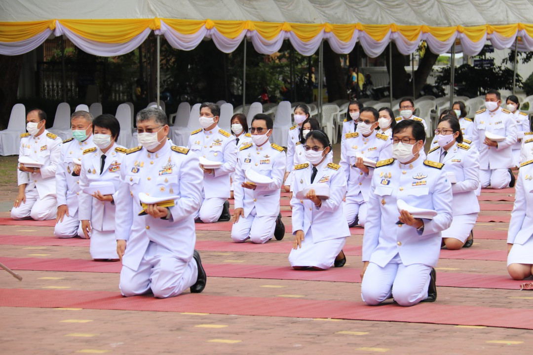 ผู้ว่าราชการจังหวัดลำพูน  นำข้าราชการ หน่วยงาน ภาครัฐ ภาคเอกชน และประชาชน ประกอบพิธีวางพวงมาลาและถวายบังคม เบื้องหน้าพระบรมฉายาลักษณ์พระบาทสมเด็จพระบรมชนกาธิเบศร มหาภูมิพลอดุลยเดชมหาราช บรมนาถบพิตร