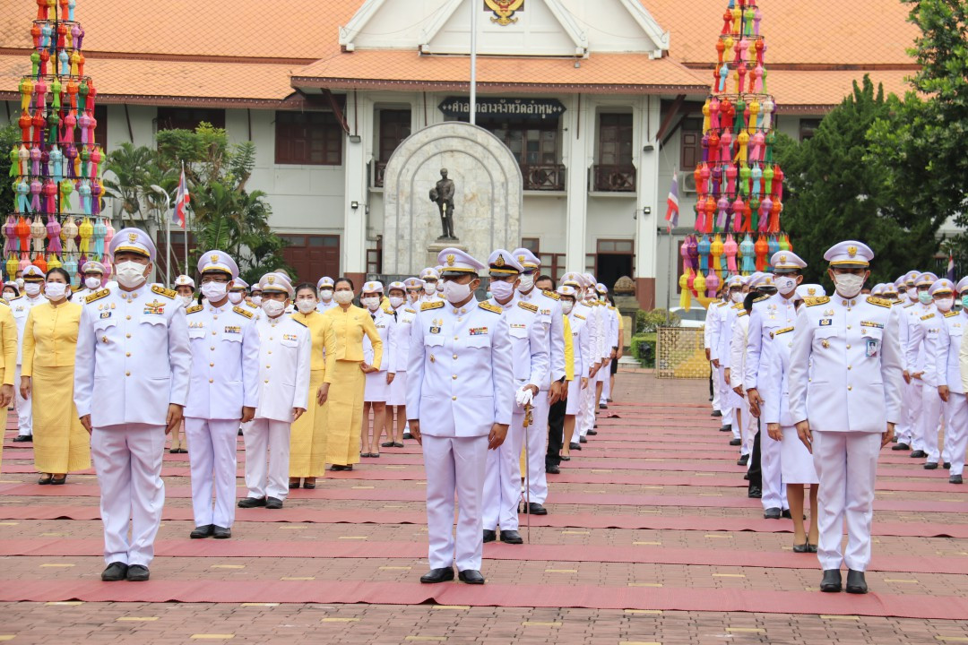 ผู้ว่าราชการจังหวัดลำพูน  นำข้าราชการ หน่วยงาน ภาครัฐ ภาคเอกชน และประชาชน ประกอบพิธีวางพวงมาลาและถวายบังคม เบื้องหน้าพระบรมฉายาลักษณ์พระบาทสมเด็จพระบรมชนกาธิเบศร มหาภูมิพลอดุลยเดชมหาราช บรมนาถบพิตร