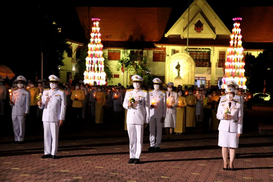 นายวรยุทธ เนาวรัตน์ ผู้ว่าราชการจังหวัดลำพูน เป็นประธานในพิธีจุดเทียนเพื่อน้อมรำลึกในพระมหากรุณาธิคุณของพระบาทสมเด็จพระบรมชนกาธิเบศร มหาภูมิพลอดุลยเดชมหาราช บรมนาถบพิตร รัชกาลที่ 9 โดยมี นายชัชวาลย์ ฉายะบุตร รองผู้ว่าราชการจังหวัดลำพูน ,นางปนัดดา  เนาวรัตน์ นายกเหล่ากาชาดจังหวัดลำพูน พร้อมด้วย หัวหน้าส่วนราชการ กำนัน ผู้ใหญ่บ้าน และประชาชนเข้าร่วมพิธี