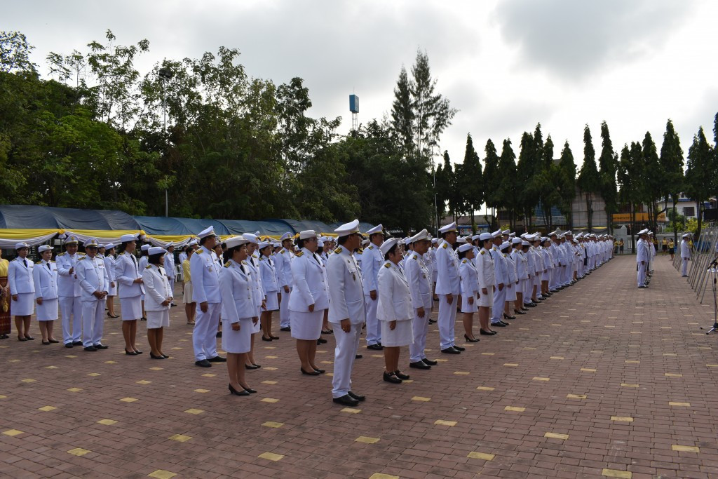 ผู้ว่าราชการจังหวัดลำพูน นำหัวหน้าส่วนราชการจังหวัดและประชาชน ร่วมทำบุญตักบาตร พร้อมทั้งจัดพิธีวางพวงมาลาและถวายบังคม เนื่องในวันคล้ายวันสวรรคต พระบาทสมเด็จพระปรมินทรมหาภูมิพลอดุลยเดช บรมนาถบพิตร 13 ตุลาคม 2561