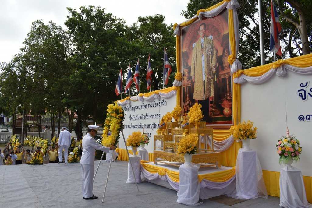 ผู้ว่าราชการจังหวัดลำพูน นำหัวหน้าส่วนราชการจังหวัดและประชาชน ร่วมทำบุญตักบาตร พร้อมทั้งจัดพิธีวางพวงมาลาและถวายบังคม เนื่องในวันคล้ายวันสวรรคต พระบาทสมเด็จพระปรมินทรมหาภูมิพลอดุลยเดช บรมนาถบพิตร 13 ตุลาคม 2561