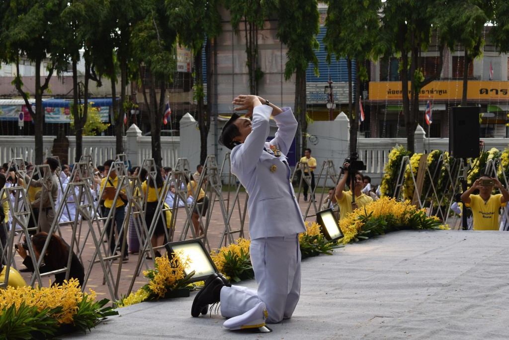 ผู้ว่าราชการจังหวัดลำพูน นำหัวหน้าส่วนราชการจังหวัดและประชาชน ร่วมทำบุญตักบาตร พร้อมทั้งจัดพิธีวางพวงมาลาและถวายบังคม เนื่องในวันคล้ายวันสวรรคต พระบาทสมเด็จพระปรมินทรมหาภูมิพลอดุลยเดช บรมนาถบพิตร 13 ตุลาคม 2561