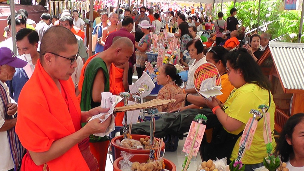 ผู้ว่าราชการจังหวัดลำพูน นำส่วนราชการ, พุทธศาสนิกชน ชาวจังหวัดลำพูน, องค์กร เอกชน , คณะศรัทธาจากจังหวัดใกล้เคียง ได้ร่วมกันถวายเครื่องไทยทาน (เส้นสลาก) แก่พระสงฆ์ สามเณร เพื่อเป็นการทำบุญอุทิศส่วนกุศลให้แก่ญาติพี่น้องที่ล่วงลับไปแล้วอย่างคึกคัก ในงานประเพณีสลากย้อมหนึ่งเดียวในโลกจังหวัดลำพูน