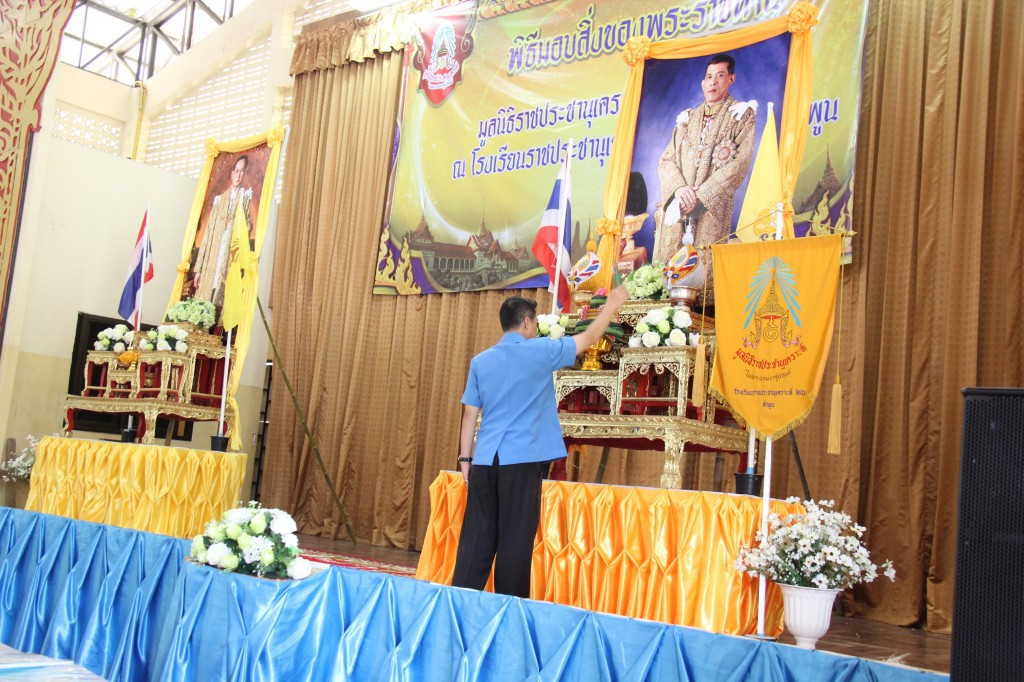 ด้วยสมเด็จพระเจ้าอยู่หัวมหาวชิราลงกรณ บดินทรเทพยวรางกูร ทรงพระกรุณาโปรดเกล้าฯ ให้มูลนิธิราชประชานุเคราะห์ในพระบรมราชูปถัมภ์ นำกระเป๋า อุปกรณ์การเรียน และอุปกรณ์กีฬาพระราชทาน ให้แก่นักเรียนที่โรงเรียนราชประชานุเคราะห์ 26 อำเภอป่าซาง จังหวัดลำพูน