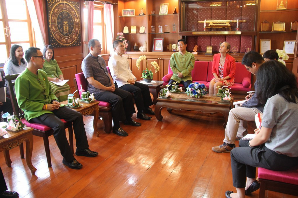 กงสุลใหญ่สหรัฐอเมริกา ประจำจังหวัดเชียงใหม่ พร้อมคณะฯ เข้าหารือข้อราชการกับผู้ว่าราชการจังหวัดลำพูน และหัวหน้าส่วนราชการ ในโอกาสเดินทางมาเยือนจังหวัดลำพูนอย่างเป็นทางการ