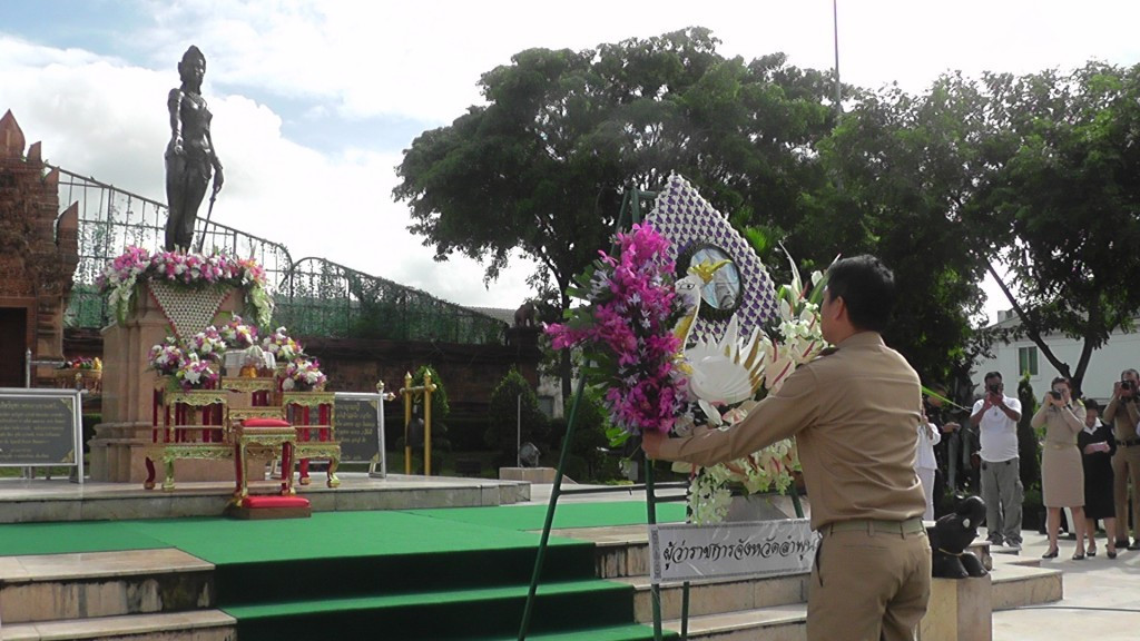 ผู้ว่าราชการจังหวัดลำพูน เป็นประธานในพิธีวางพวงมาลาเทิดพระเกียรติสักการะอนุสาวรีย์พระนางจามเทวี ปฐมกษัตรีย์แห่งนครหริภุญชัย เนื่องในวันคล้ายวันสวรรคต ประจำปี ๒๕๖๑