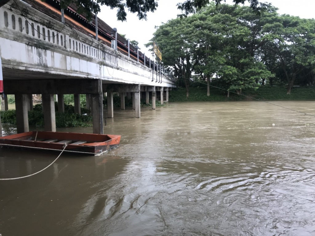 ผู้ว่าราชการจังหวัดลำพูน ลงพื้นที่ติดตามสถานการณ์ระดับน้ำในพื้นที่บริเวณริมแม่น้ำกวง และสะพานท่าขามอำเภอเมืองลำพูน