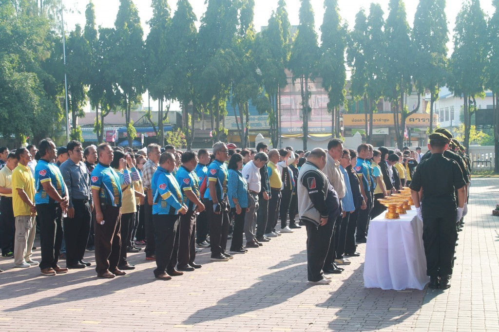 ประชาชน ชาวจังหวัดลำพูนที่ลงทะเบียนร่วมกิจกรรมจักรยานเฉลิมพระเกียรติฯ ” Bike อุ่นไอรัก ” ได้มารับมอบเสื้อพระราชทานฯ เพื่อร่วมปั่นจักรยาน ในวันอาทิตย์ ที่ 9 ธันวาคม 2561 ซึ่งจังหวัดลำพูนจะซักซ้อมการปั่นจักรยานตามเส้นทางจริง ในวันพรุ่งนี้ ( 2 ธันวาคม 2561 )