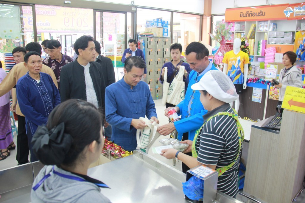 จังหวัดลำพูน ร่วมกับ ห้างสรรพสินค้าแจ่มฟ้าเซฟมาร์ท ลำพูน ร่วมรณรงค์ ลดรับ ลดให้ ลดใช้ถุงพลาสติกหูหิ้ว โดยใช้กล่องกระดาษที่เหลือใช้มาทำเป็นถุงใส่สินค้าแทนการใช้ถุงพลาสติก