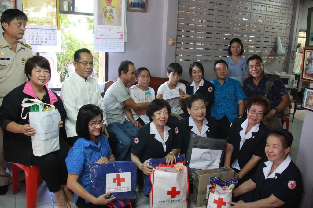 ผู้ว่าราชการจังหวัดลำพูน และเหล่ากาชาดจังหวัดลำพูน เยี่ยมผู้ป่วยในพระบรมราชานุเคราะห์ สมเด็จพระเจ้าอยู่หัวฯ และผู้ป่วยในพระราชานุเคราะห์ สมเด็จพระเทพรัตนราชสุดาฯ สยามบรมราชกุมารี ในพื้นที่ อำเภอป่าซาง และอำเภอบ้านโฮ่ง พร้อมทั้งมอบเครื่องอุปโภคบริโภค เครื่องนุ่งห่มเพื่อเป็นขวัญกำลังใจ