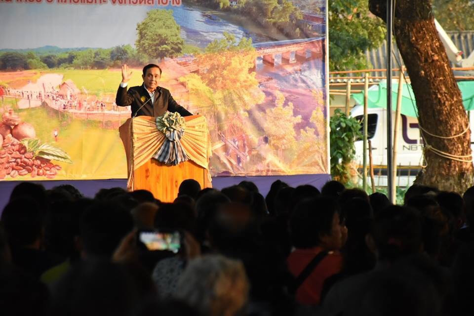 ผู้ว่าราชการจังหวัดลำพูน รับมอบหนังสืออนุญาตให้เข้าทำประโยชน์หรืออยู่อาศัยภายในเขตป่าสงวนแห่งชาติ จากรัฐมนตรีว่าการกระทรวงทรัพยากรธรรมชาติและสิ่งแวดล้อม โดยมีพลเอก ประยุทธ์ จันทร์โอชา นายกรัฐมนตรี เป็นประธานในพิธี ณ ลานตลาดชุมชนบ้านหลุก อ.แม่ทะ จ.ลำปาง